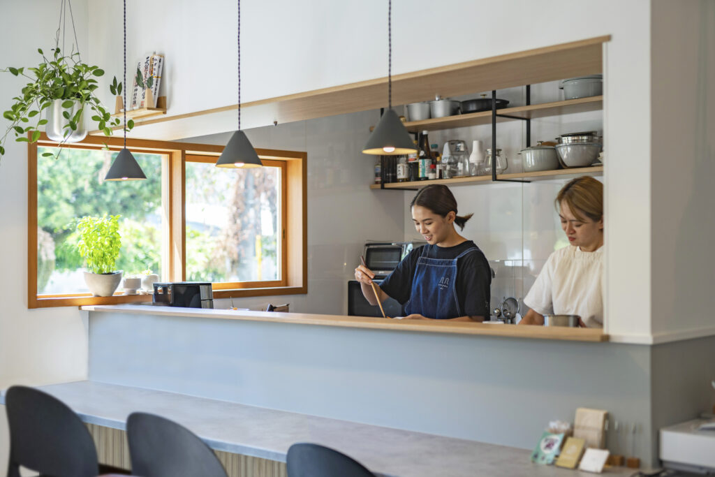 なりわいながら暮らす家 ー 八尾・恩智神社ふもとの鉄骨住宅を、母娘の夢を叶えるカフェ＆サロン併設の住まいへ
